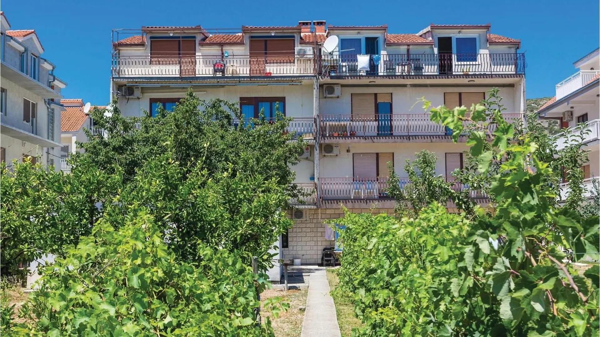 3 Bedroom Gorgeous Apartment In Trogir