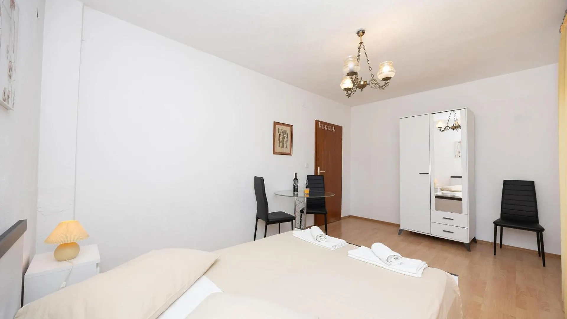 3 Bedroom Gorgeous Apartment In Trogir 0*,